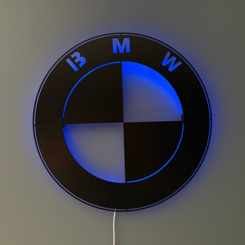 Podświetlane logo BMW LED w kolorze niebieskim – dekoracja ścienna z płyty HDF